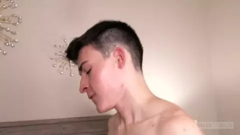 Trevor Harris avoue ses sentiments à Devin Holt