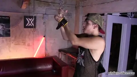 Actif agressif défonce le cul d’un twink attaché