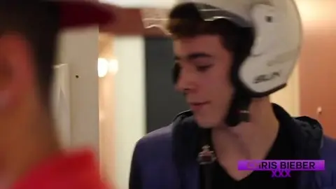 Le livreur se fait baiser par Chris Bieber