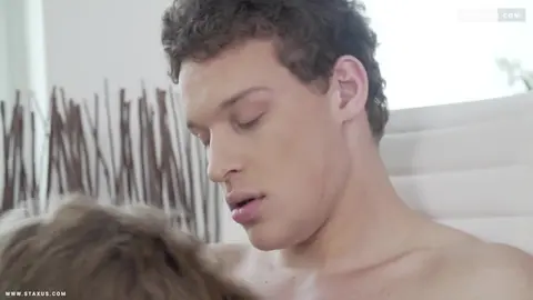 Étudiant au trou béant après une grosse bite