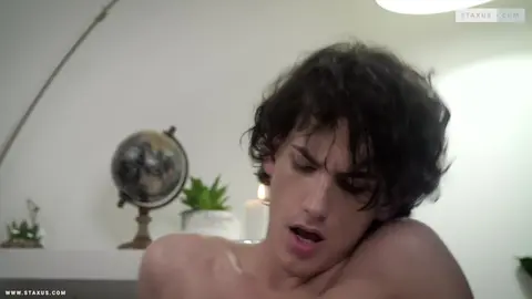 Il chevauche une grosse teub