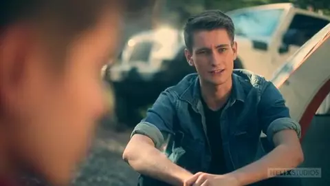 Randonneurs baisent en pleine forêt