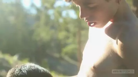 Randonneurs baisent en pleine forêt