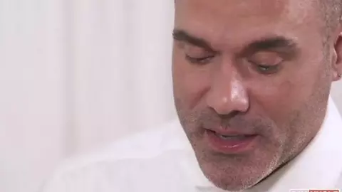 Daddy musclé initie Benjamin Blue à la luxure