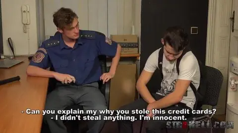 Un flic abuse d’un jeune voyou