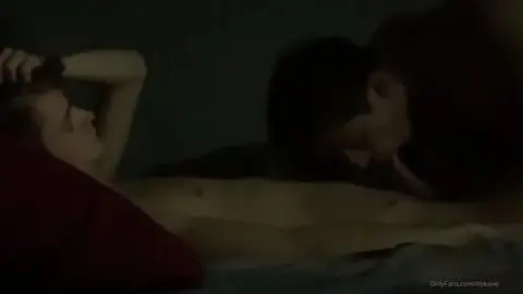 Sextape : il réveille son petit ami avec sa bite