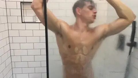 Athlète branle sa bite XL sous la douche