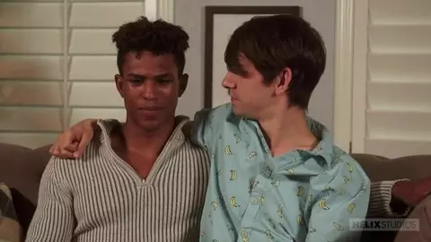 Twink s’assoit sur la bite d’un beau gosse black