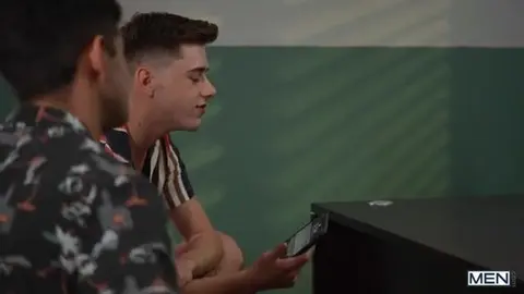 Jeune couple exhib puni par un flic musclé