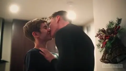 Jeune étalon bien membré gicle au fond du cul de son amant