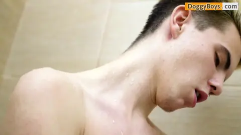 Il branle sa grosse queue sous la douche – Marek Svoboda