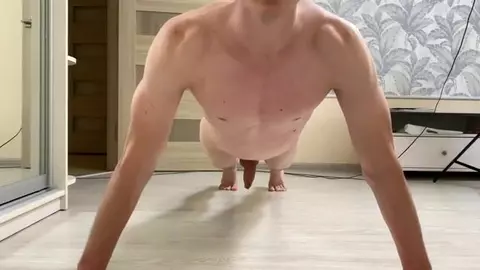 Jeune athlète de 18 ans montre ses muscles