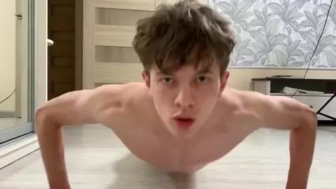 Jeune athlète de 18 ans montre ses muscles