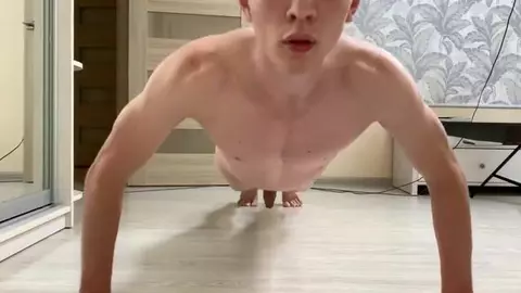 Jeune athlète de 18 ans montre ses muscles