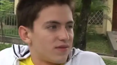 Mon voisin se fait sucer sa grosse queue