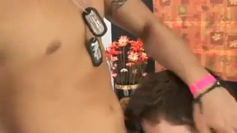 Mon voisin se fait sucer sa grosse queue