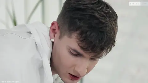 Le médecin lui chope le cul pour l'enculer