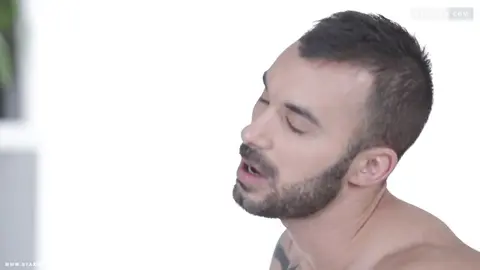 Incroyable triple pénétration gay - Alejandro Alvarez, Jace Reed, Johny Cruz & Xavi Duran