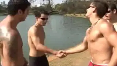 Il se laisse baiser par son meilleur pote