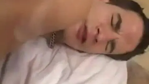 Il se laisse baiser par son meilleur pote