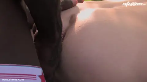 Un minet mignon kiffe la grosse bite noire de Devon LeBron dans son cul