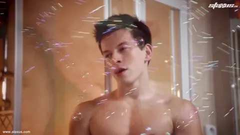 Bain romantique qui finit en baise hardcore