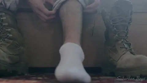 Un jeune militaire tatoué se masturbe