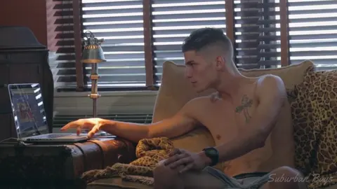 Un jeune militaire tatoué se masturbe