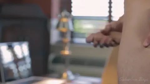 Un jeune militaire tatoué se masturbe