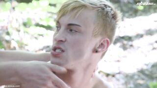 Minet blond baisé dehors puis arrosé en facial