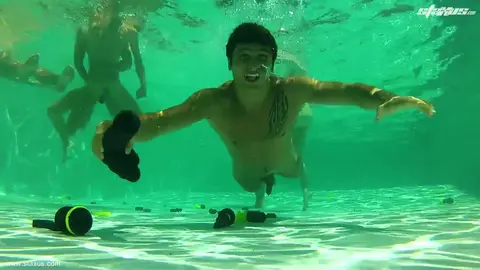 6 minets excités dans une orgie bareback à la piscine