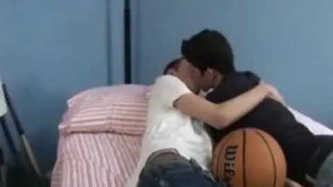 Première baise gay bien hard