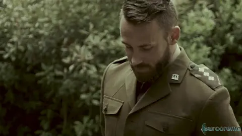 Sergent autoritaire baise sec son soumis — Logan Moore & Lyle Boyce