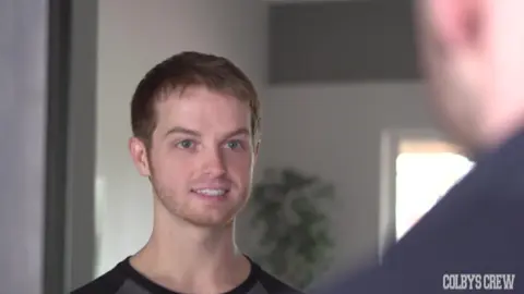 Le plombier défonce le cul serré de ce twink — Aleks Buldocek & Drew Hill