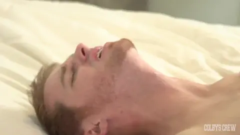 Le plombier défonce le cul serré de ce twink — Aleks Buldocek & Drew Hill