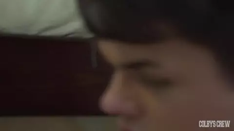 Ne dis rien à ton coloc ! — Abe Andrews & Colby Jansen