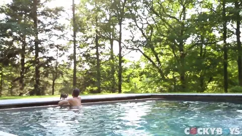 Ashton Summers baise Frankie V en pleine forêt