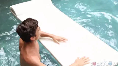 Ashton Summers baise Frankie V en pleine forêt