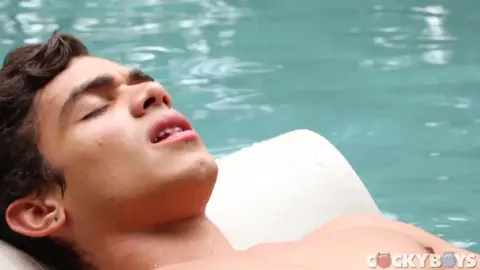 Ashton Summers baise Frankie V en pleine forêt