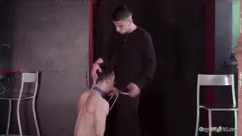 Uriné et baisé par deux mecs