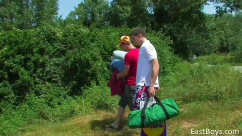 Baise sous la tente — Carl & Clint