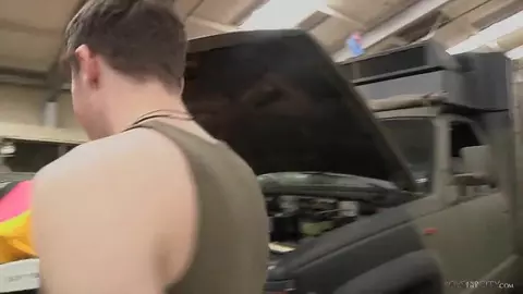 Twinks en uniforme, accrocs à la bite ! — Dylan Thorne & Olly Tayler