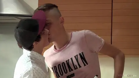 Sodomie dans la cuisine — Skylar Blu & James Lain