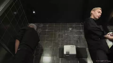 Plan chaud dans les chiottes — Mickey Taylor & Jonny Castle