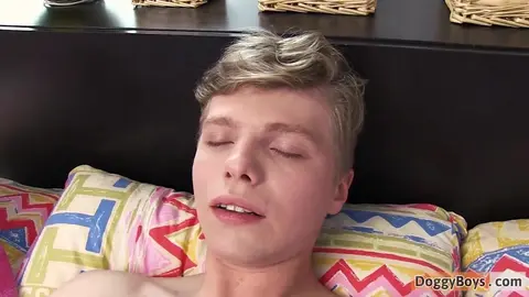 Lucho Cordell explore son cul et découvre le plaisir anal