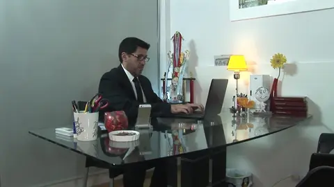 Stagiaire prêt à tout pour une promotion : il baise le patron