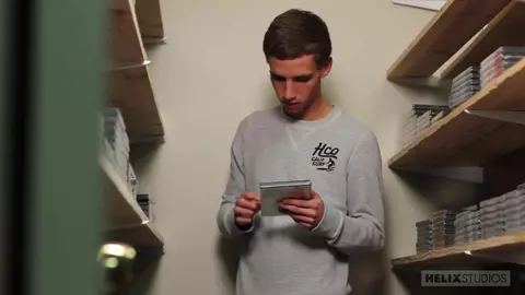 Minet se branle à la cam — pas « à son insu » — Jordan Thomas