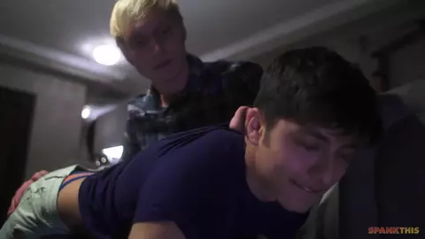 Max Carter démonte le joli cul d’Angel Rivera