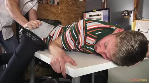 Stagiaire humilié et fessé (BDSM) — Josh Brady & Bryce Foster