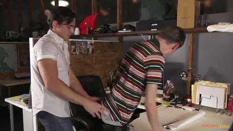 Stagiaire humilié et fessé (BDSM) — Josh Brady & Bryce Foster